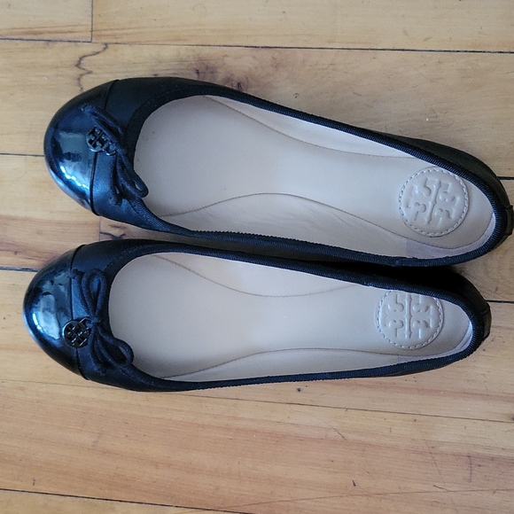 Tory Burch Chelsea captoe ballet flats in black. - Picture 4 of 6